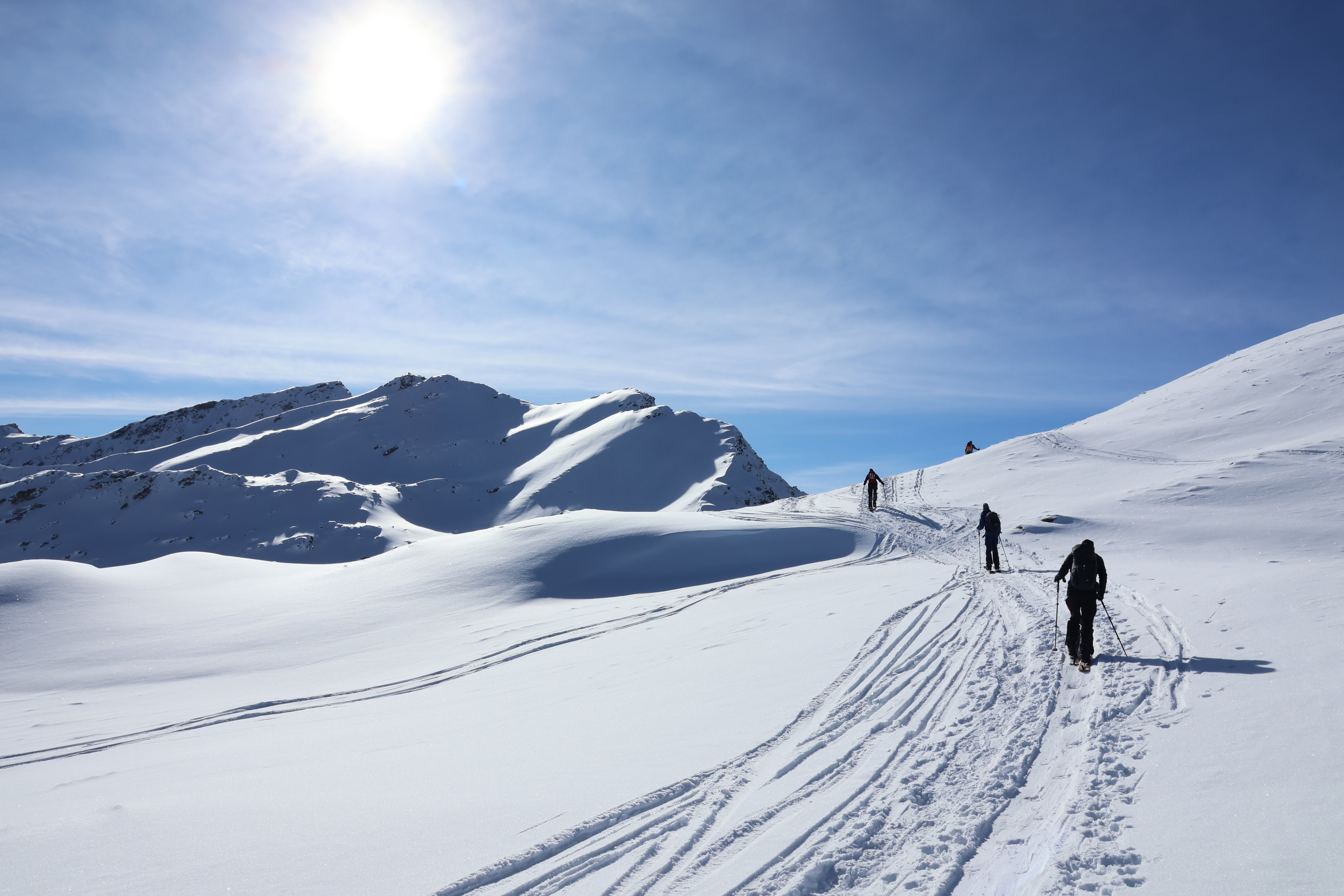 Skitourengeher in verschneiter Berglandschaft